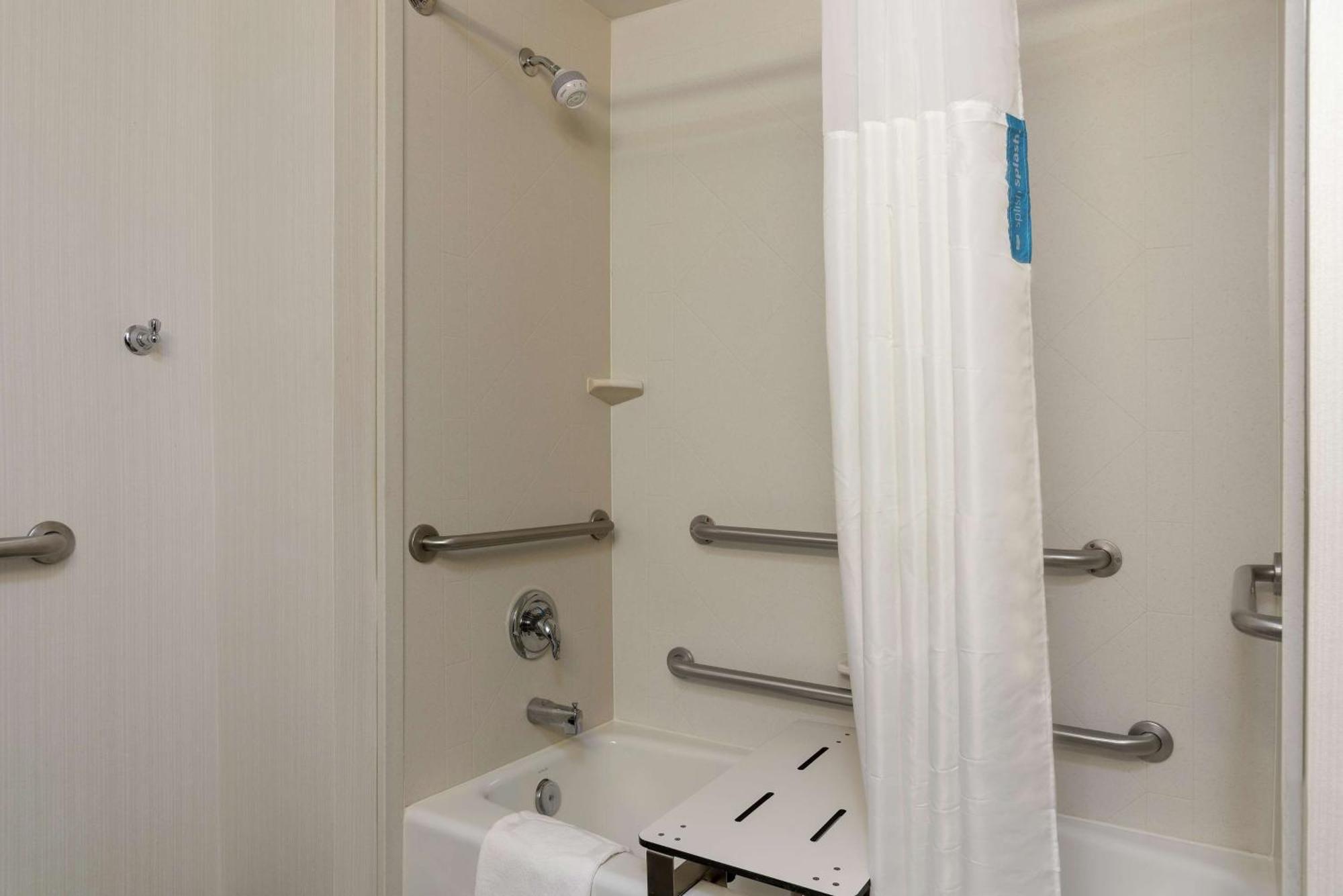 Hotel Hampton Akron-south 3*